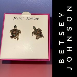 NWT Betsey Johnson gold stud turtle earrings